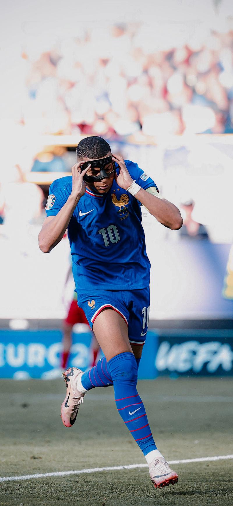 法尔克：凯恩与拜仁愿意续约至2028年，他愿意世界杯后再谈（法尔克：凯恩与拜仁愿续约至2028，谈判推迟至世界杯后）