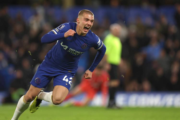 齐达内与蒯纪闻共同现身上海交大出席活动，现场教学马赛回旋（齐达内携手蒯纪闻亮相上海交大，现场示范马赛回旋）