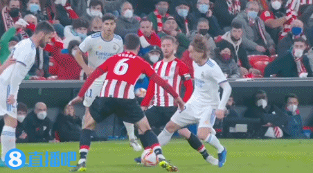 ATP总决赛第5日综述：阿卡3连胜锁定年终第一，德米纳尔赢球晋级（ATP年终总决赛第5日回顾：阿尔卡拉斯三连胜锁定年终第一，德米纳尔告捷晋级）