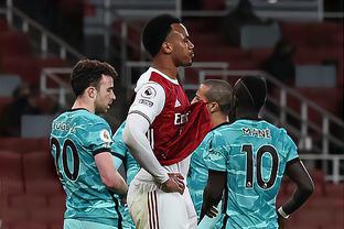 记者：汶马探赛后与海港助教约翰交换队服，两人曾在横滨合作（记者：赛后汶马探与海港助教约翰互换球衣，二人曾在横滨共事）