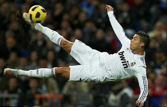 波兰对阵荷兰世预赛中，有球迷向场内投掷烟火迫使比赛被中断（世预赛波兰战荷兰，球迷投掷烟火致比赛中断）