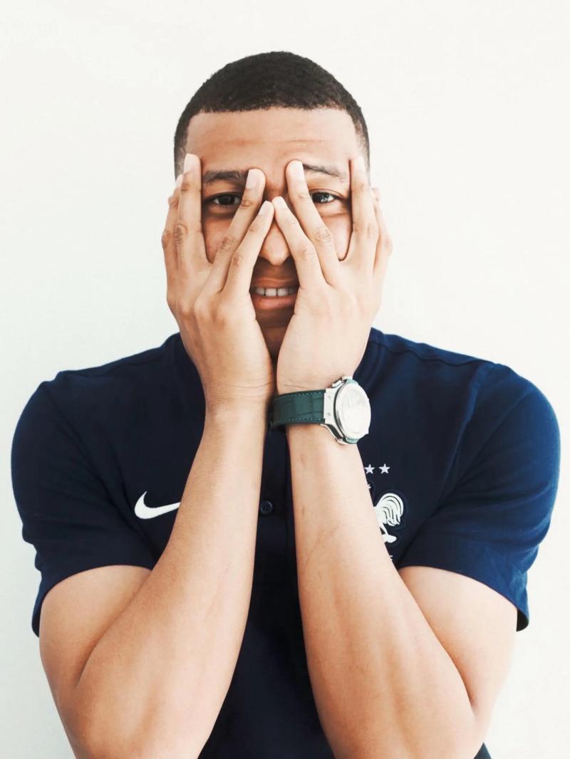 英媒：拜仁有意费耶诺德右后卫里德，但将面临英超俱乐部竞争（英媒：拜仁看中费耶诺德右后卫里德，英超多队参与争夺）