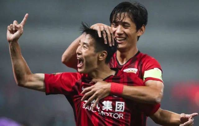 西甲西乙赛季中场休息：皇家奥维耶多与体育俱乐部的悬崖边舞蹈